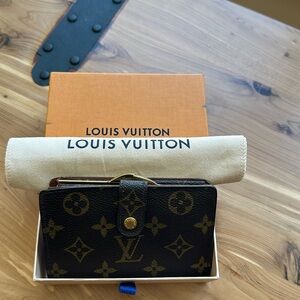LV Louis Vuitton Monogram French Kiss Lock Wallet
In great condition/authentic